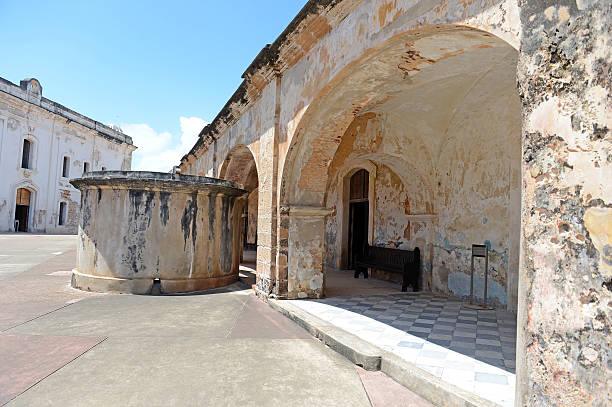 edifícios no castillo de san cristobal - castillo de san cristobal - fotografias e filmes do acervo