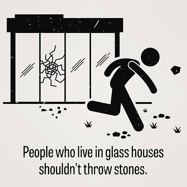 люди, живущие в стекло дома не должно камнями - throwing people stone tossing stock illustrations