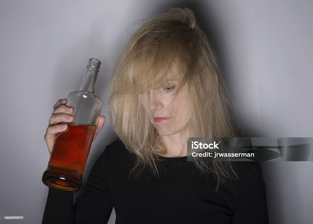 Alcoliche donna in basso - Foto stock royalty-free di Abuso di sostanze