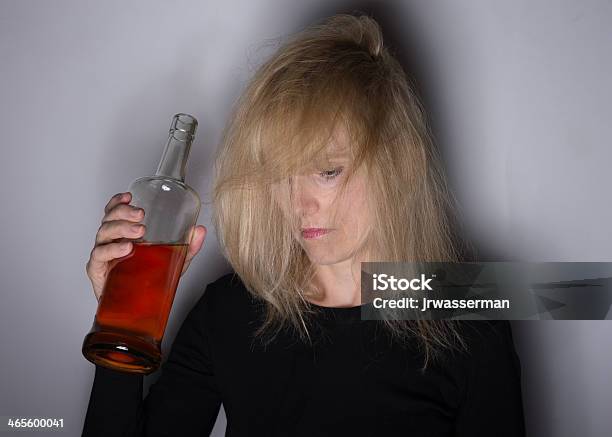 Alcoliche Donna In Basso - Fotografie stock e altre immagini di Abuso di sostanze - Abuso di sostanze, Adulto, Alchol