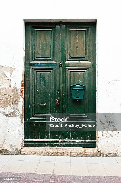 Stary Zielone Drzwi Na Białej Ścianie - zdjęcia stockowe i więcej obrazów Architektura - Architektura, Bez ludzi, Biały