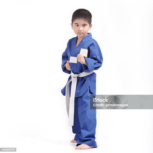 Retrato De Joven Niño Haciendo Movimientos De Karate Foto de stock y más banco de imágenes de Cultura japonesa