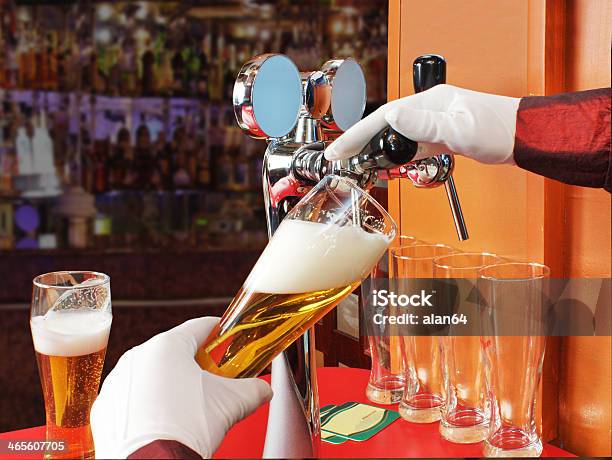 Foto de Pub e mais fotos de stock de Balcão de bar - Balcão de bar, Bar, Barman