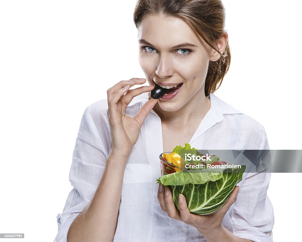 Seducente donna europea & Insalata di verdure isolato su sfondo bianco - Foto stock royalty-free di Cavolo