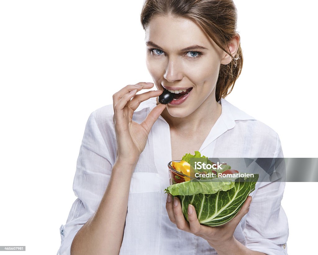 Sedutora mulher Europeia & salada de legumes-isolado no fundo branco - Foto de stock de Mulheres royalty-free