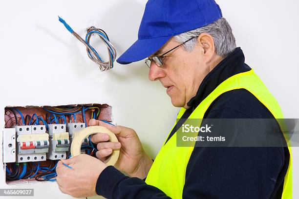 Electricista Foto de stock y más banco de imágenes de Accesorio de cabeza - Accesorio de cabeza, Cable, Cable de conducción eléctrica