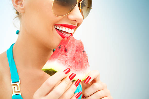 essen wassermelone. - beauty in nature women beautiful human teeth stock-fotos und bilder