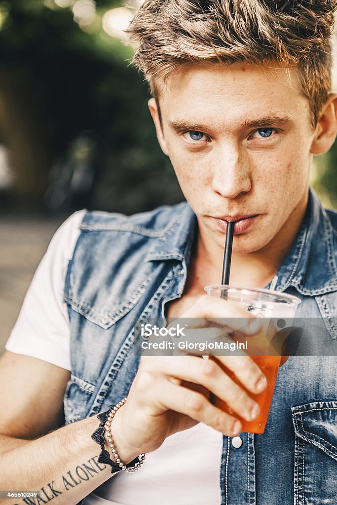 젊은 남자의 Ourdoor 음료 카페 - 로열티 프리 마시기 스톡 사진