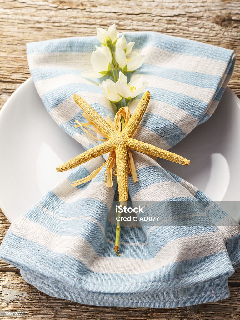 Rustique table d'été - Photo de Arranger libre de droits