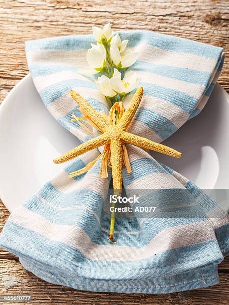 Photo libre de droit de Rustique Table Dété banque d'images et plus d'images libres de droit de Arranger - Arranger, Assiette, Bleu