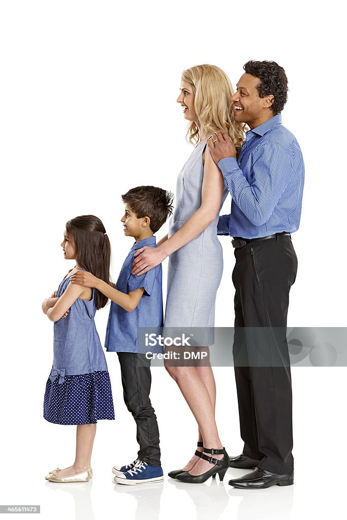 Família de raça mista pé em linha, olhando para longe com copyspace - Royalty-free Adulto Foto de stock