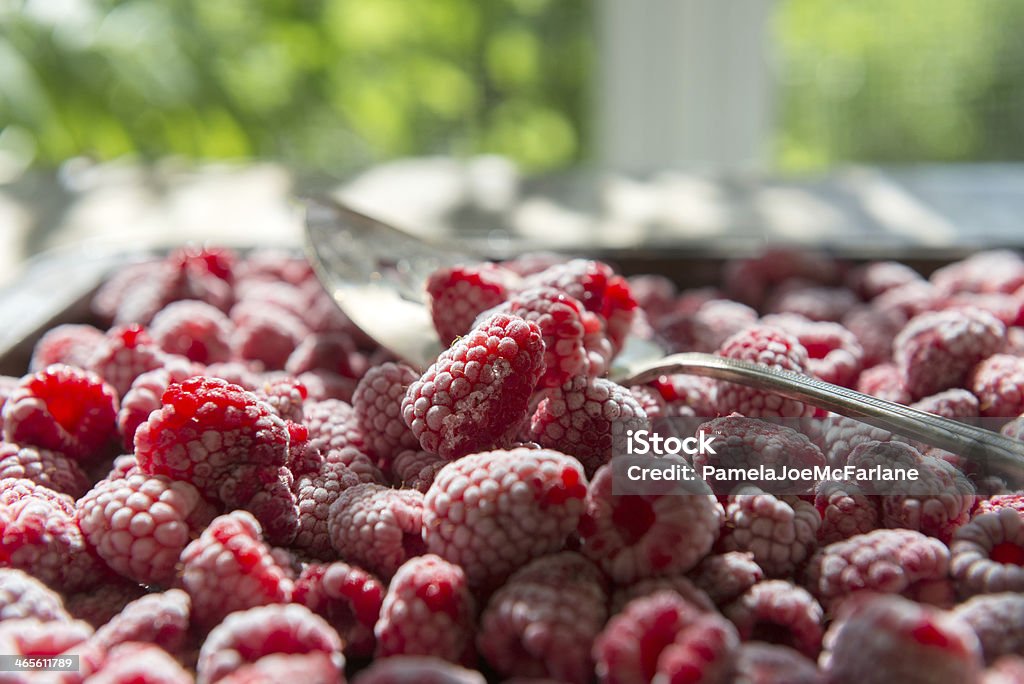 Lamponi congelati su un vassoio in cucina - Foto stock royalty-free di Alimentazione sana