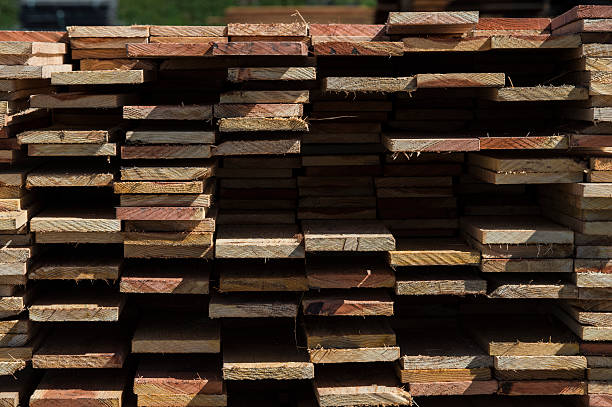 крупный план куча просто измельченный побережье redwood lumber - timber lumber industry redwood stack стоковые фото и изображения