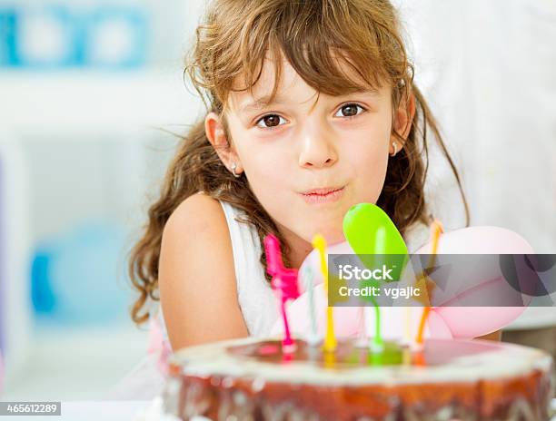 Allegra Bambina Soffiare Le Candele Di Compleanno - Fotografie stock e altre immagini di 6-7 anni - 6-7 anni, Allegro, Ambientazione interna