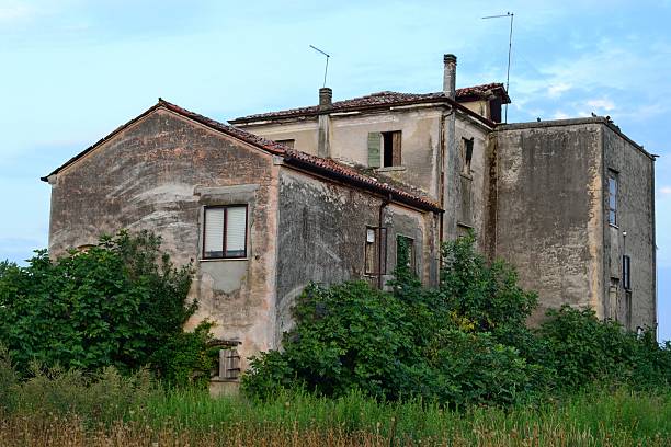 старый дом - house farm brick chimney стоковые фото и изображения