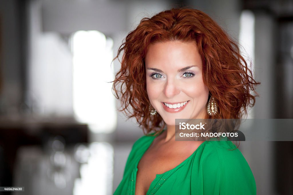 Retrato de una hermosa mujer - Foto de stock de Mujeres maduras libre de derechos