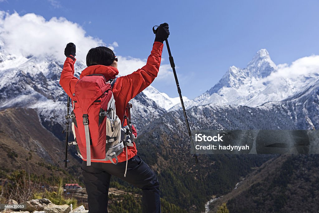 Mulher caminhadas no Monte Everest National Park, Nepal - Foto de stock de Andar royalty-free
