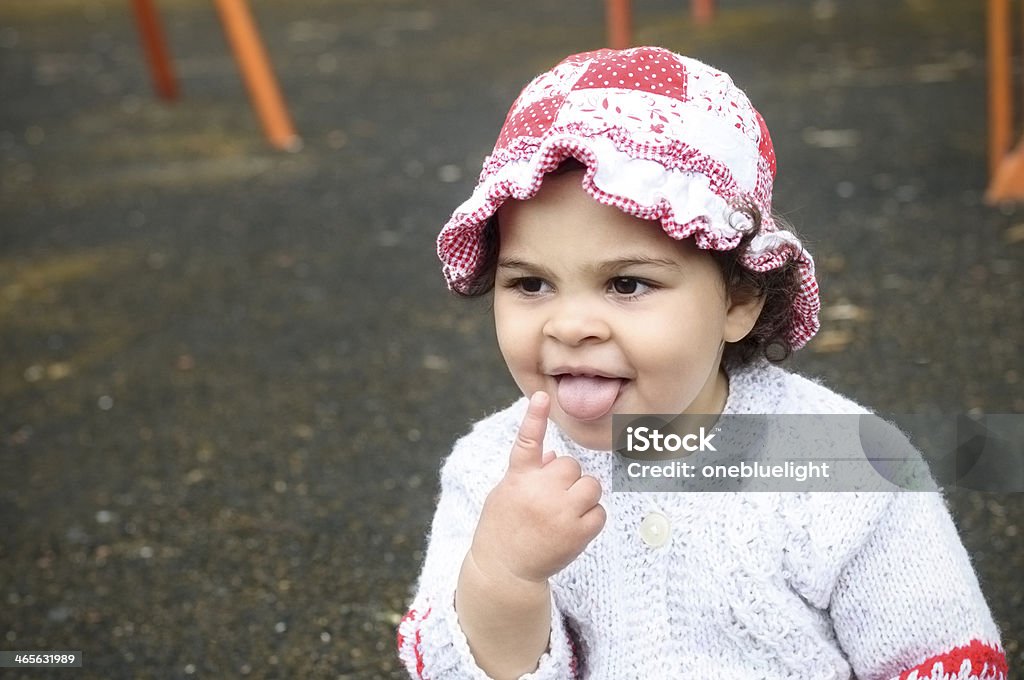 Fofo 17 meses de idade bebê Menina de língua de fora - Royalty-free 12-15 Meses Foto de stock