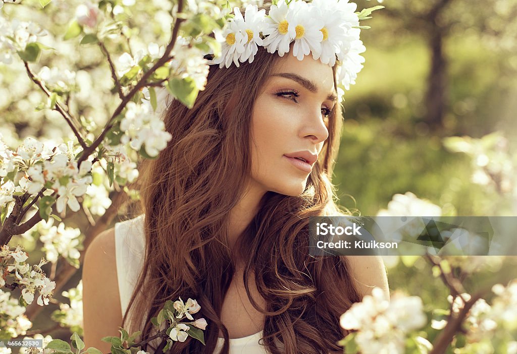 Porträt sinnliche Frau im Garten - Lizenzfrei Langes Haar Stock-Foto
