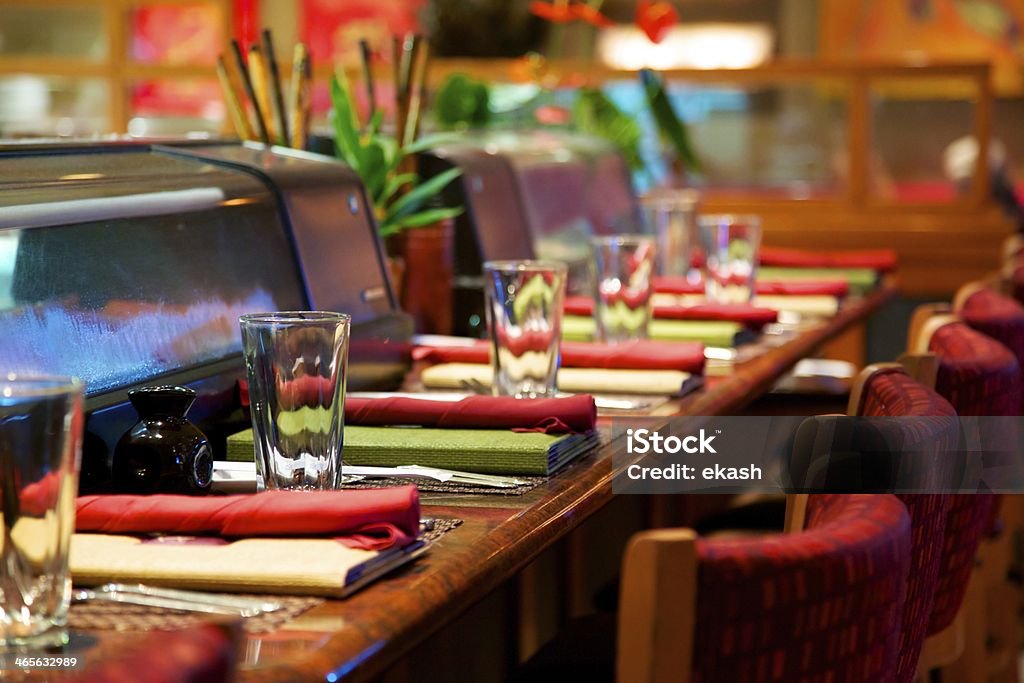 Elegante Sushi Bar - Foto stock royalty-free di Coperto
