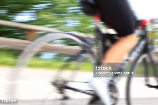 Foto de Ciclista Movimento Desfocado e mais fotos de stock de Adulto - Adulto, Atividade, Bicicleta