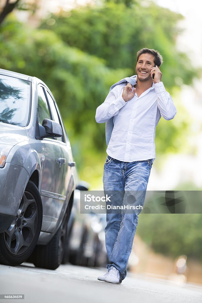 Przystojny mężczyzna chodzić po ulicy z smart telefon - Zbiór zdjęć royalty-free (Codzienne ubranie)