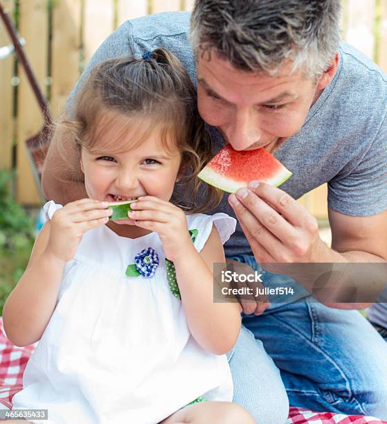 Familien Die Wassermelone Auf Ein Picknick Stockfoto und mehr Bilder von 6-7 Jahre - 6-7 Jahre, Ehemann, Einfaches Leben