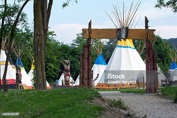 Photo libre de droit de Tepees Dans Le Village Indien banque d'images et plus d'images libres de droit de Peuples autochtones d'Amérique - Peuples autochtones d'Amérique, Tipi, Village