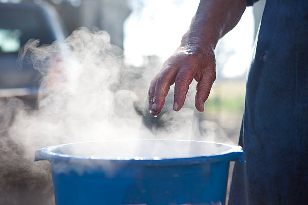 acqua calda bucket - broiling foto e immagini stock