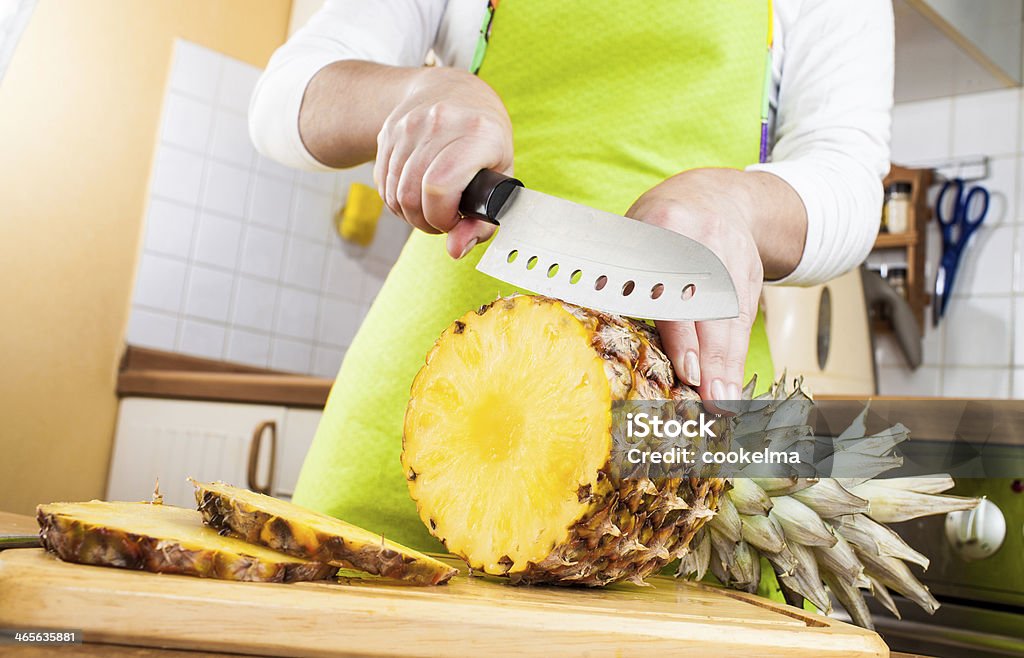 Woman's hands cutting Ananas - Lizenzfrei Abnehmen Stock-Foto