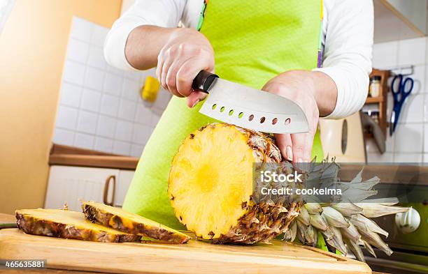 Mãos Da Mulher Cortar Ananás - Fotografias de stock e mais imagens de Adulto - Adulto, Alimentação Saudável, Almoço
