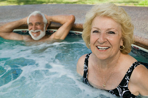 선임 커플입니다 in 온천탕 - hot tub men old comfortable 뉴스 사진 이미지
