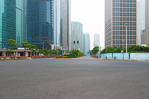 il viale di secolo scena di strada in shanghai lujiazui, cina. - city urban scene business china foto e immagini stock