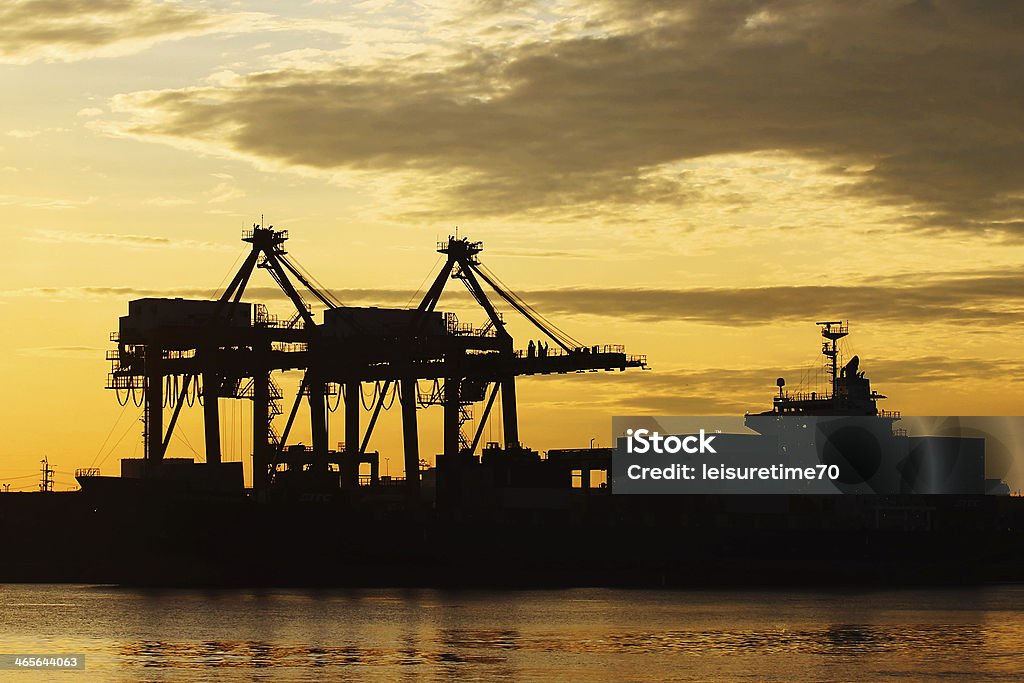 port entrepôt avec conteneur cargos et crane bridge - Photo de Affaires libre de droits