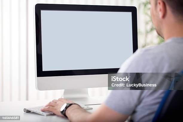 Man Sieht In Einem Leeren Bildschirm Stockfoto und mehr Bilder von Computerbildschirm - Computerbildschirm, Männer, PC