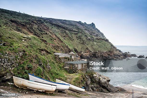 Foto de Velha De Pesca Em Paisagem De Cabanas Cape Cornualha e mais fotos de stock de Características do litoral