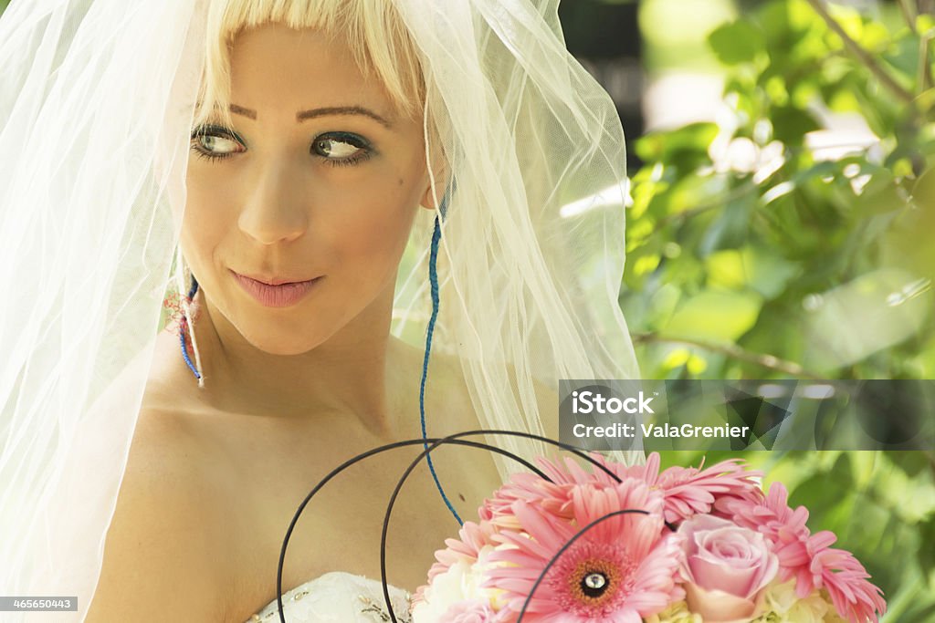 blue eyed Pareja joven mirando de distancia. - Foto de stock de 20 a 29 años libre de derechos