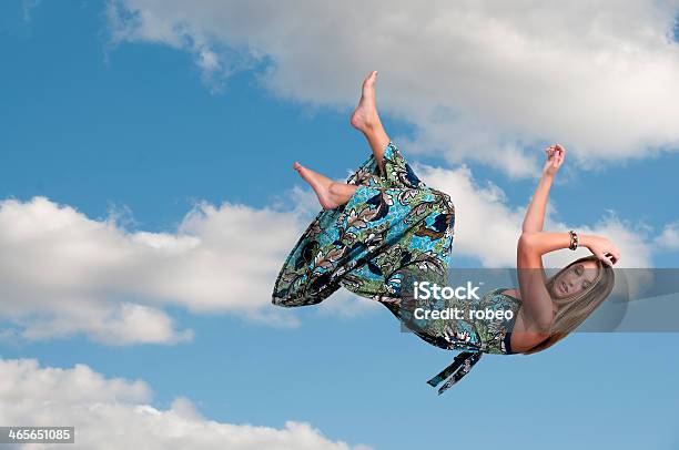 女性空から落ちています - エクストリームスポーツのストックフォトや画像を多数ご用意 - エクストリームスポーツ, スカイダイビング, パラシューティング