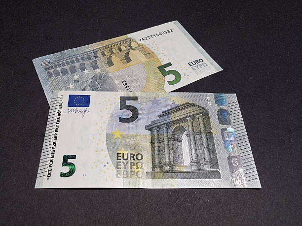 nuovo 5 euro di fondi europei nota - five euro banknote new paper currency currency foto e immagini stock