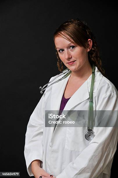 Arzt Stockfoto und mehr Bilder von Arzt - Arzt, Attraktive Frau, Erwachsene Person