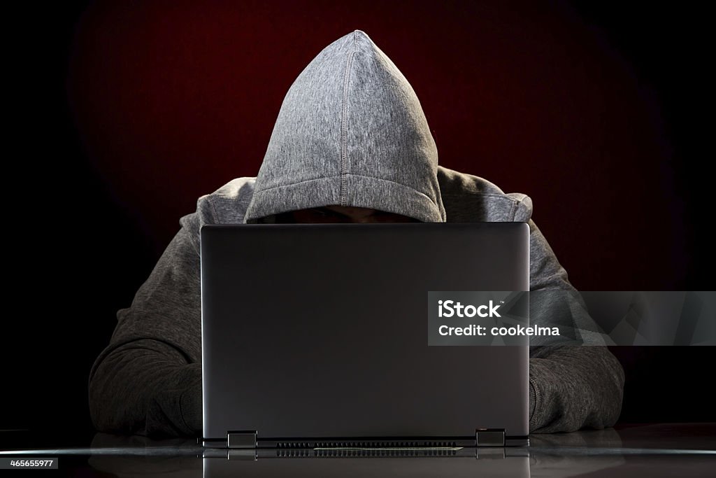 Хакер с ноутбук - Стоковые фото Безопасность роялти-фри