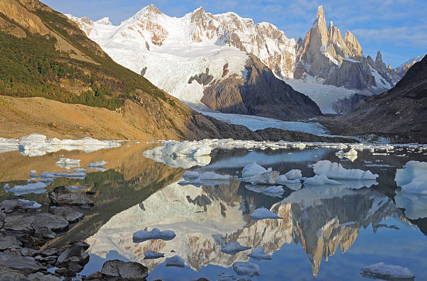 セロ・トーレ山ます。 - cerro torre ストックフォトと画像