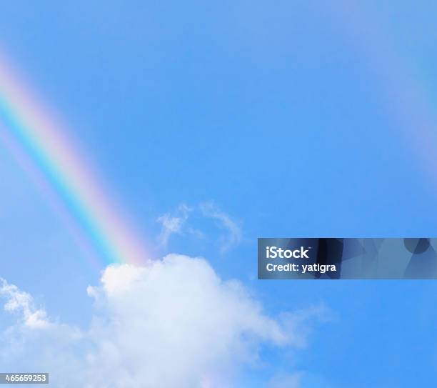 Rainbow Y Nubes Foto de stock y más banco de imágenes de Amarillo - Color - Amarillo - Color, Arco iris, Azul