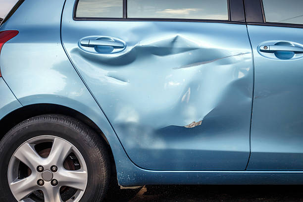 cuerpo de daños de accidente de coche trabaje - damaged car fotografías e imágenes de stock