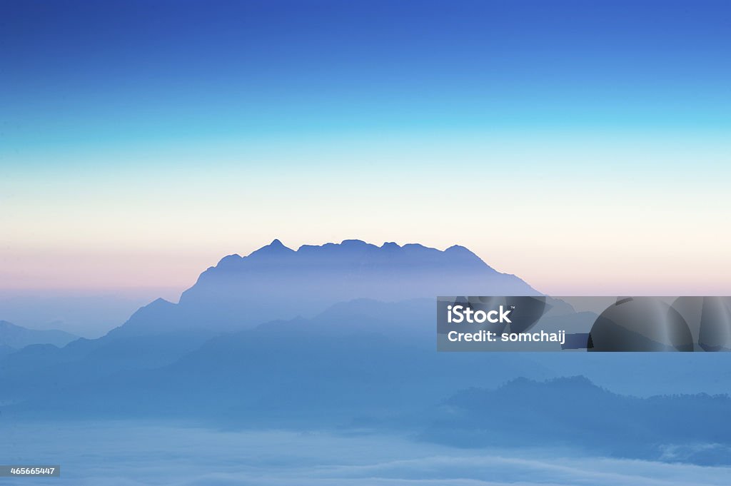 Silhouette montagna all'alba - Foto stock royalty-free di Abbandonato