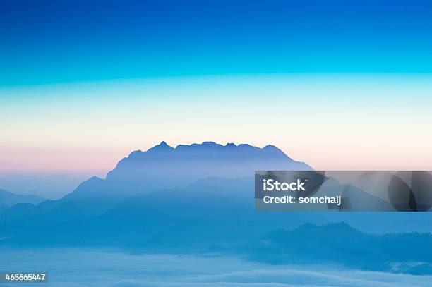 Silhueta De Montanha Ao Nascer Do Sol - Fotografias de stock e mais imagens de Abandonado - Abandonado, Admirar a Vista, Andar