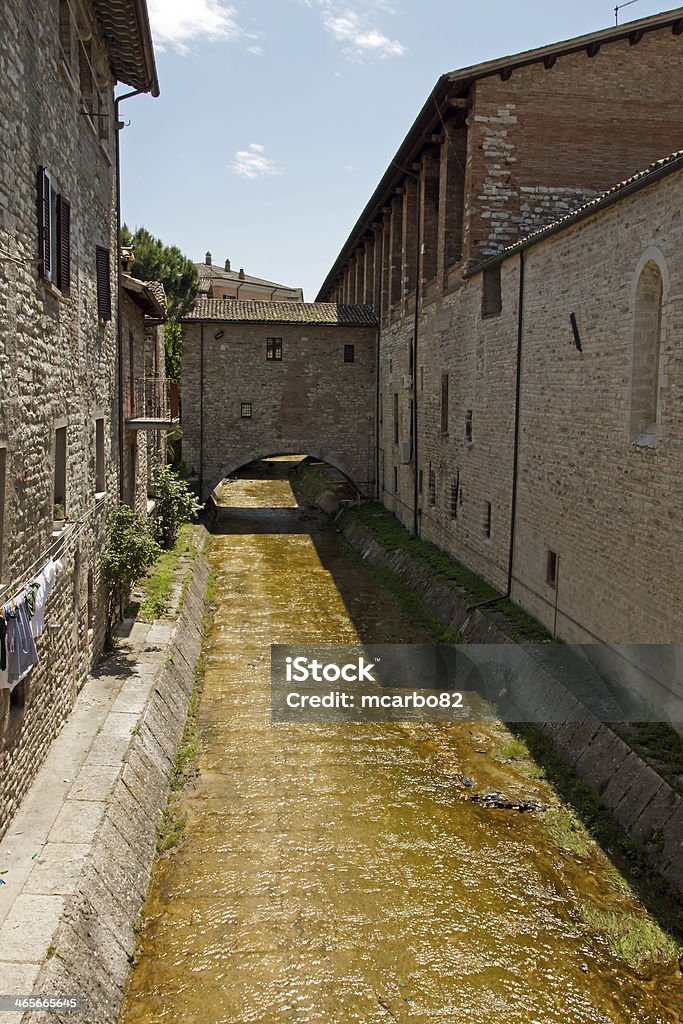 Rivière dans le centre historique de Gubbio, de l'Ombrie, Italie - Photo de Architecture libre de droits