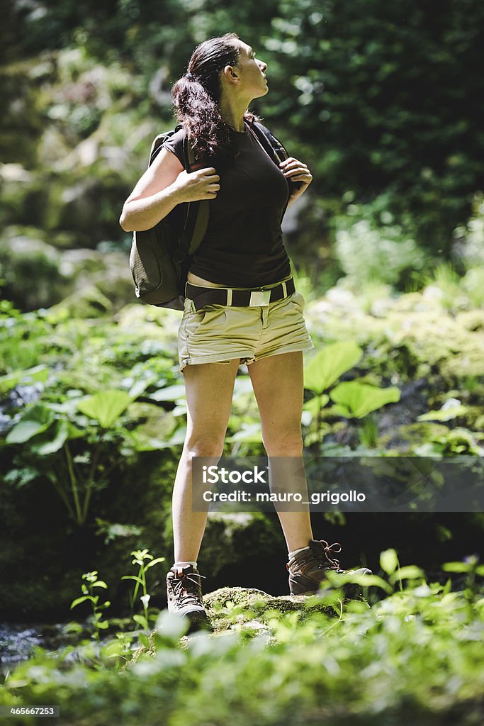 hiker, ищущих правильно - Стоковые фото 25-29 лет роялти-фри