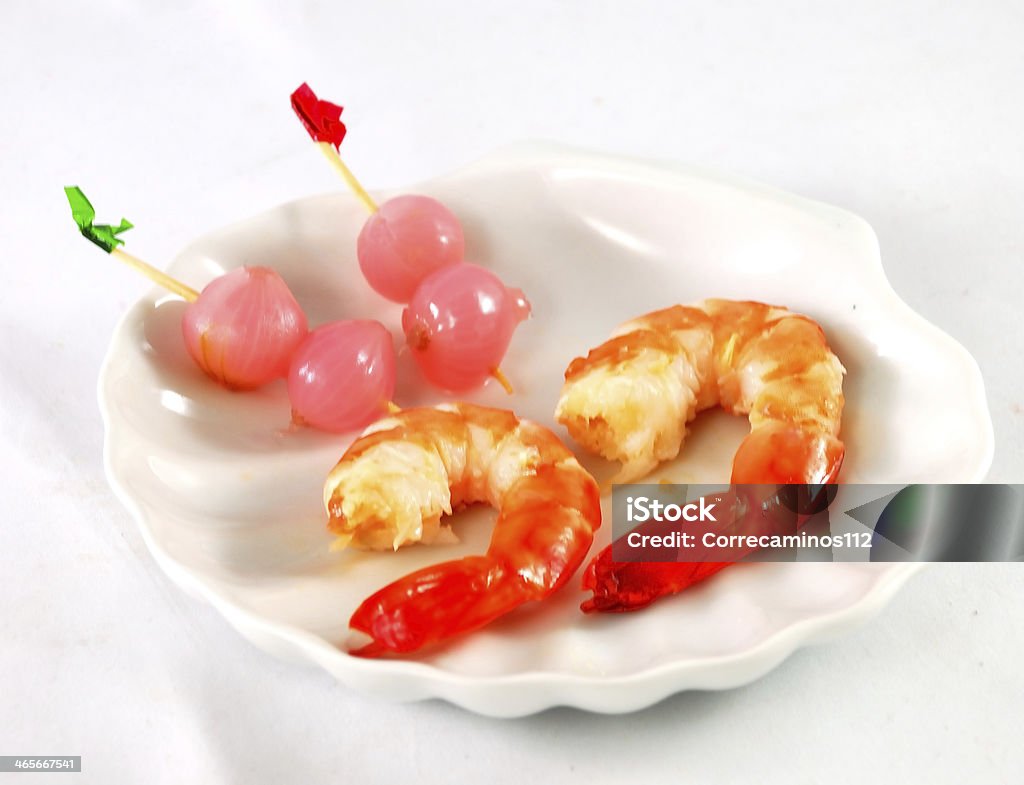 Camarões com cebolas vermelhas - Foto de stock de Almoço royalty-free