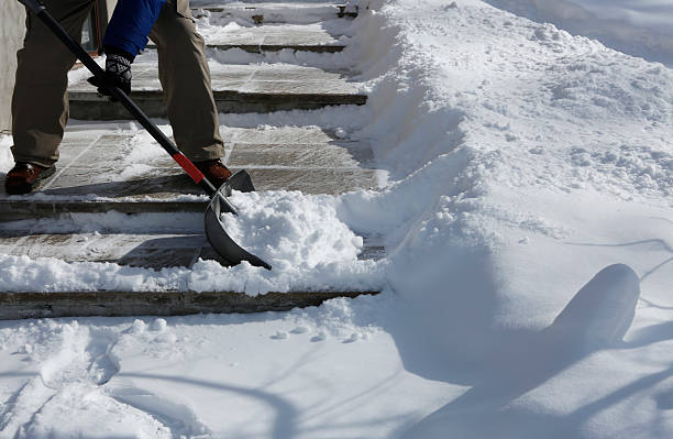 winter schneesturm: reinigung der treppe - snow cleaning stock-fotos und bilder